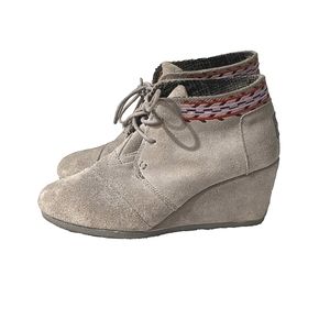Tom's Desert Wedge,Lace-Up Ankle Boot,Gray Suede Leather,Aztec Trim Women Size 7